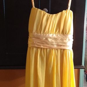 🍨Cute flowy yellow dress.